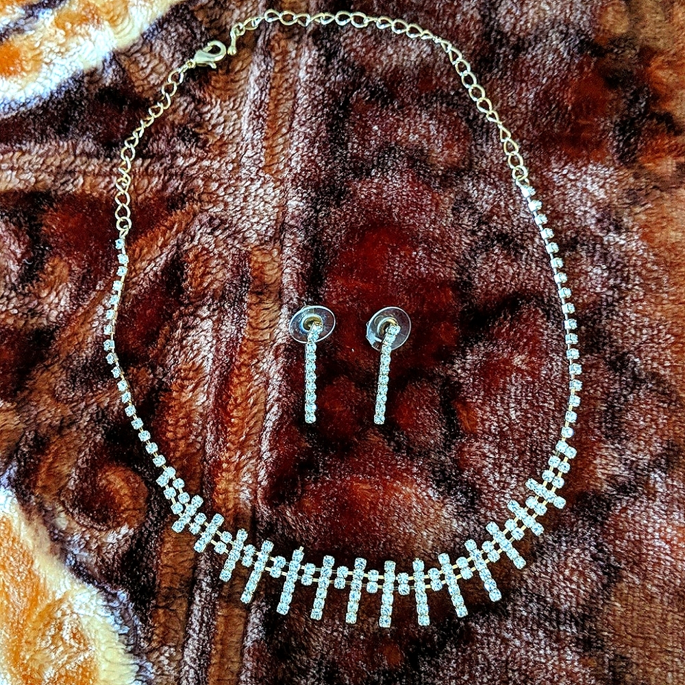 Women's jewelry set: earrings & neckless